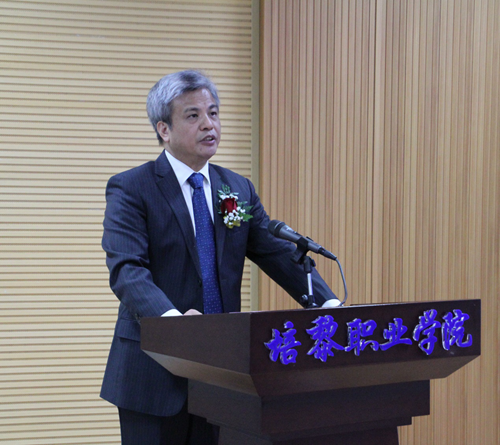 江南(中国)院长，中国工合国际委员会法定代表人、副主席余临主持开班仪式.png